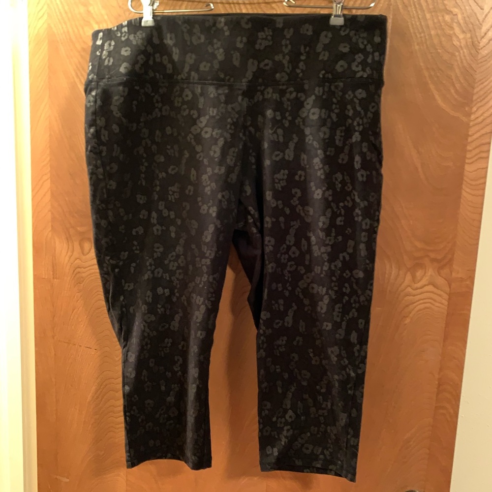 Livi Active Leopard print Capri workout leggings